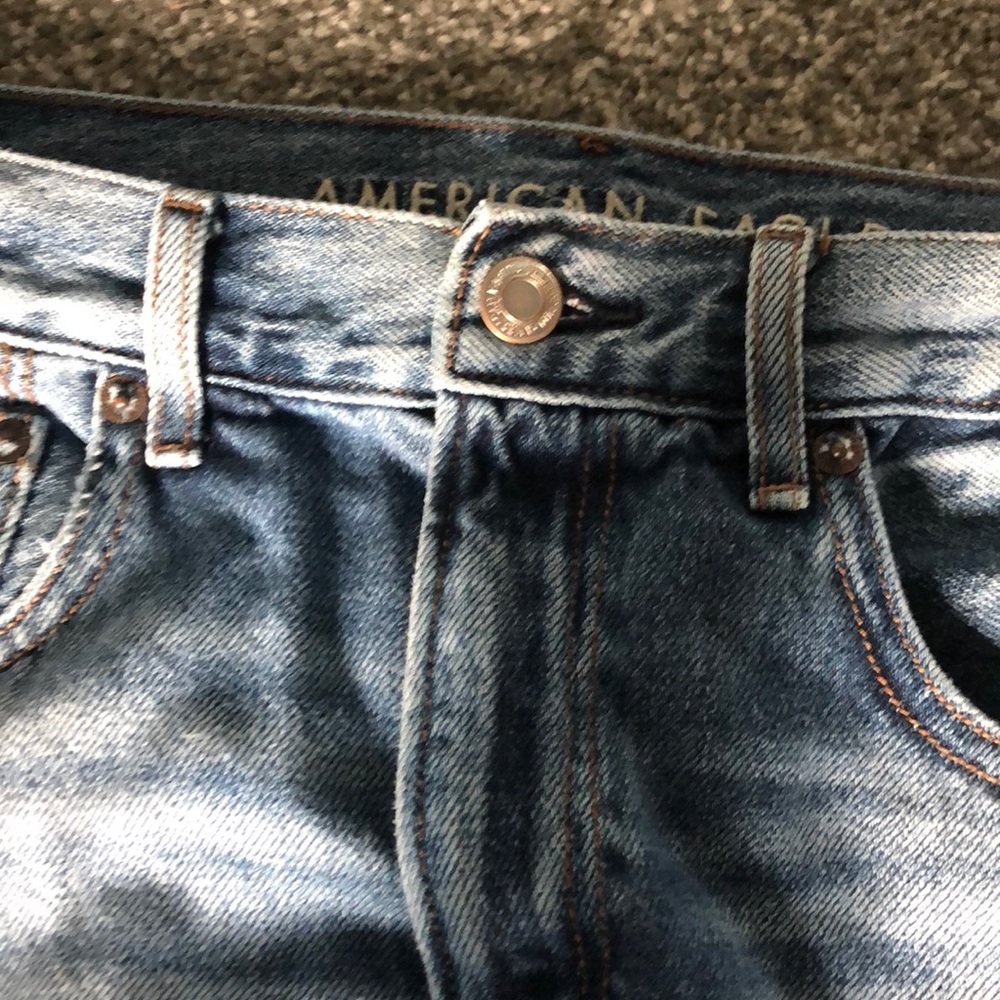 AE High Rise Ripped Girlfriend Jean Lightwash - Picture 3 of 6